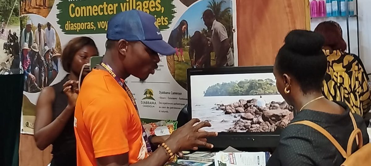 Échanges avec les visiteurs sur le stand AfriK'Écotour