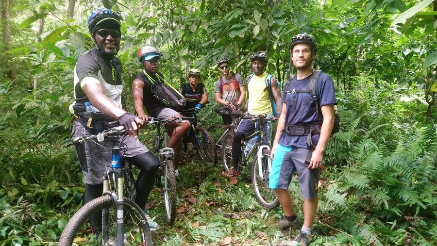 Groupe de VTT en forêt tropicale — écotourisme responsable