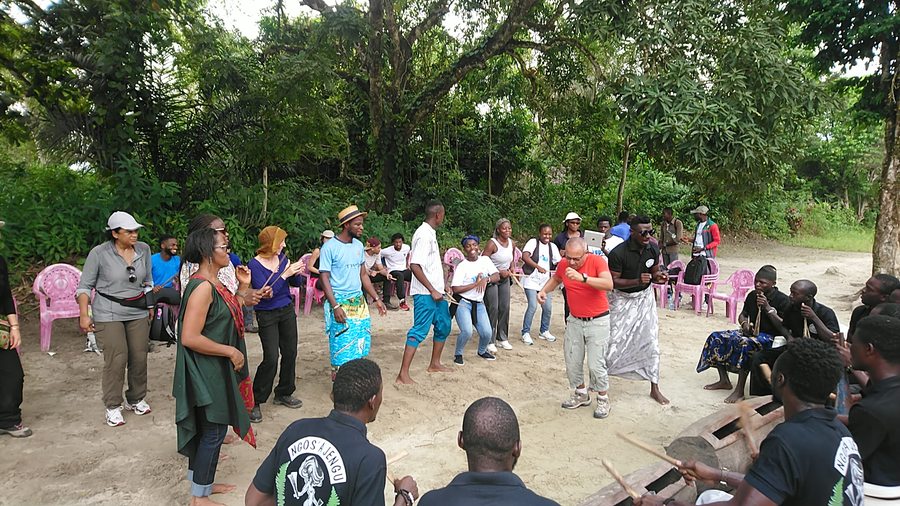 Danse traditionnelle en forêt — Valeurs d'Afrique, échanges interculturels et patrimoine vivant