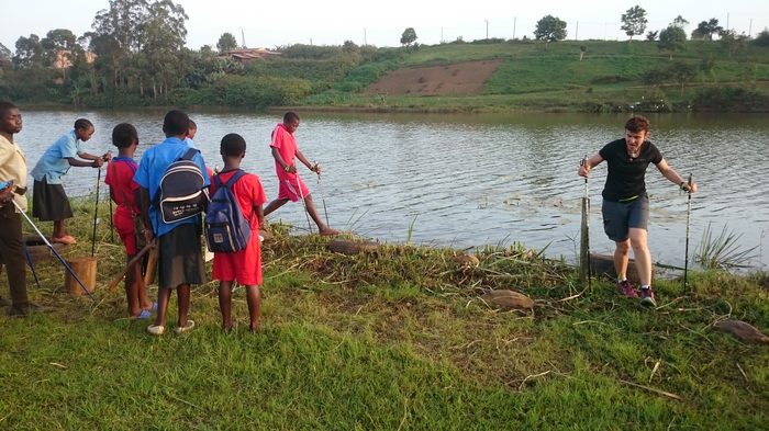 Enfants et adulte à la pêche au bord d'un lac — jeunesse et transmission, Valeurs d'Afrique