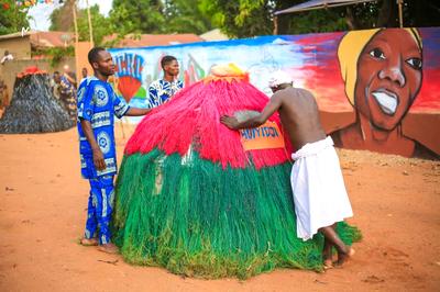 Zangbeto — masque traditionnel béninois, cérémonie culturelle à Abomey